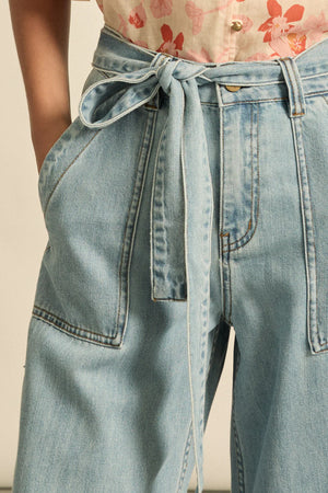EMBARK JEAN - LIGHT WASH DENIM