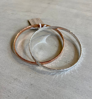 HAMMERED BANGLE - ROSE GOLD 4MM
